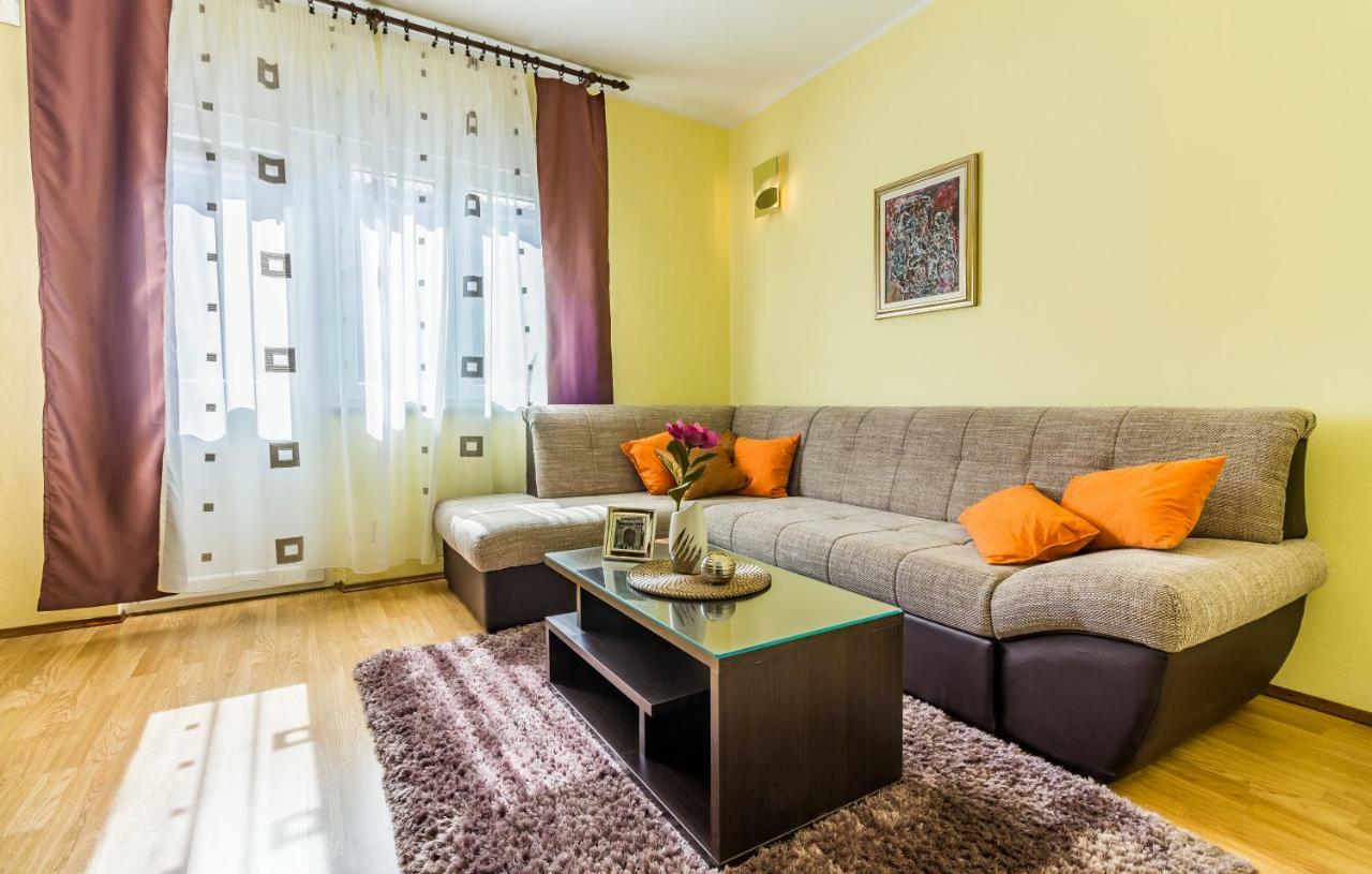 Pula Apartment Bagian luar foto