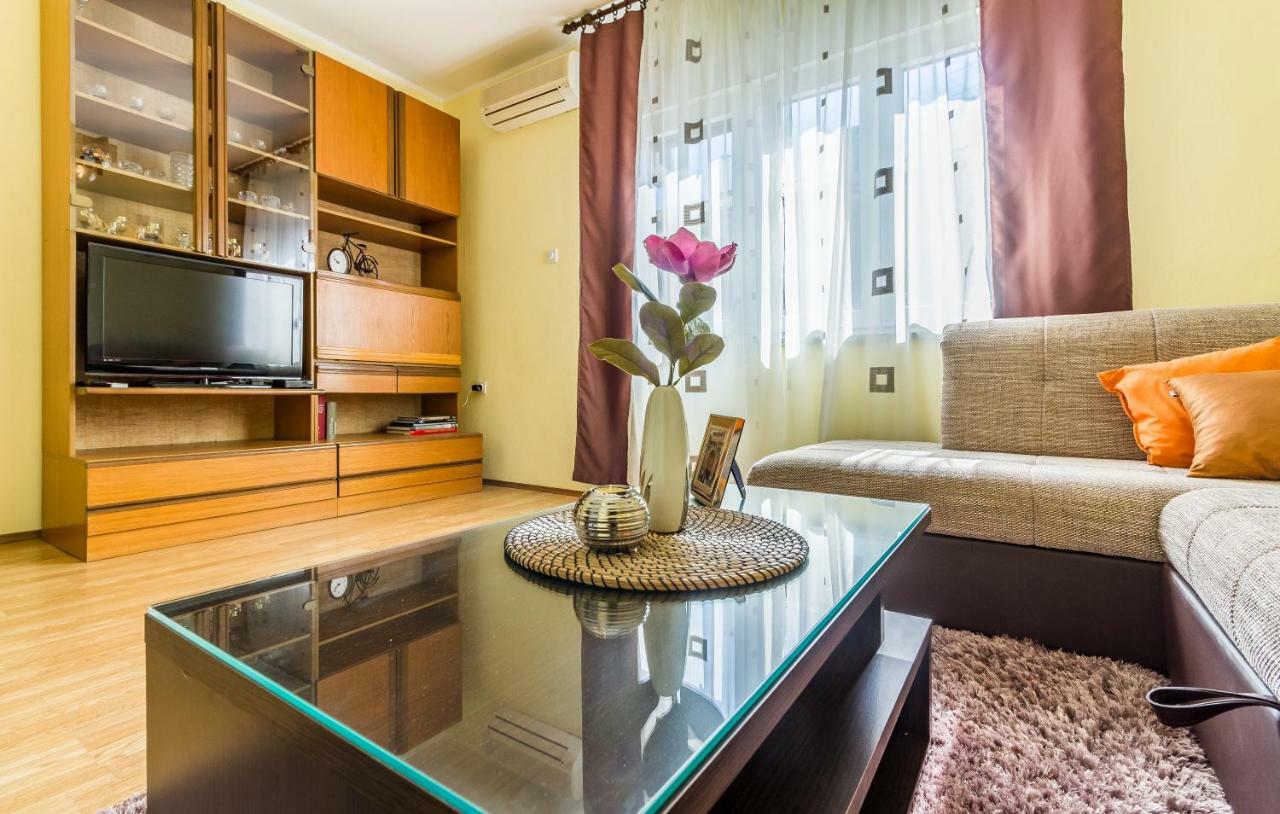 Pula Apartment Bagian luar foto
