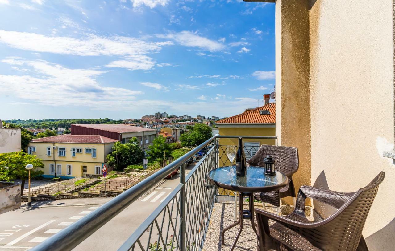 Pula Apartment Bagian luar foto